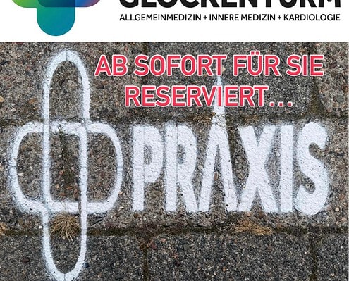 Praxis am Glockenturm Logo mit medizinischem Symbol und Slogan.